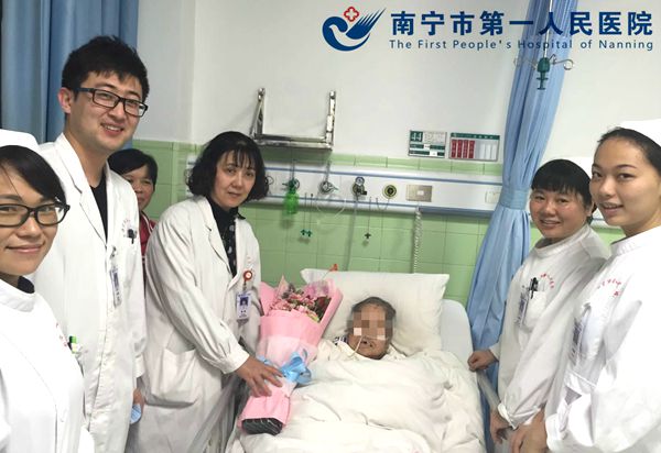 医患情深 老患者病房里快乐过90大寿
