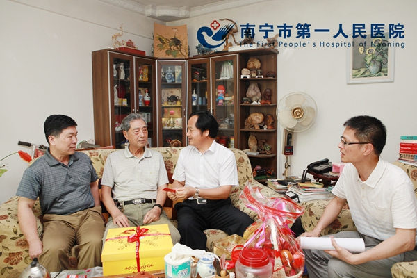 医院领导走访慰问为离休老干部贺寿