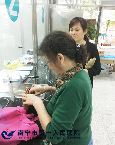 拾金不昧展现埌东分院良好医德风貌