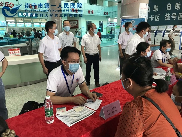神经系统支部书记参加“健康扶贫.脑心同治走基层”义诊活动
