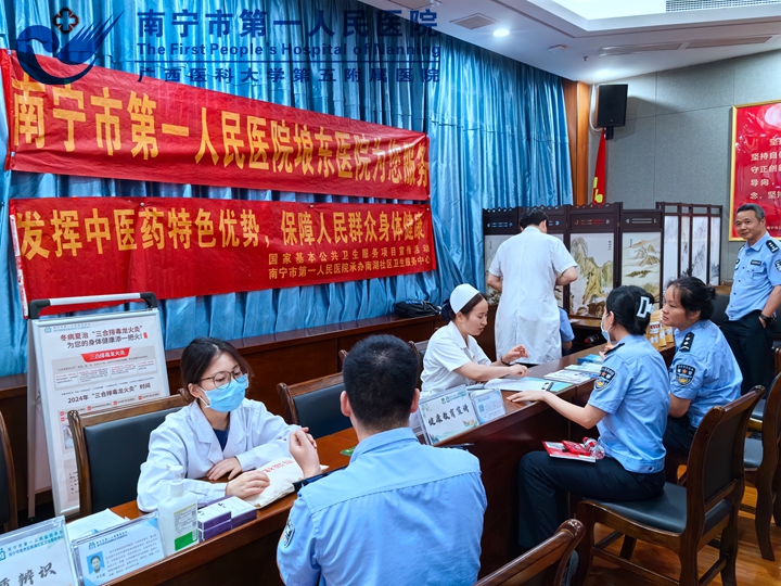 警医携手共建 “健康快车”进警营