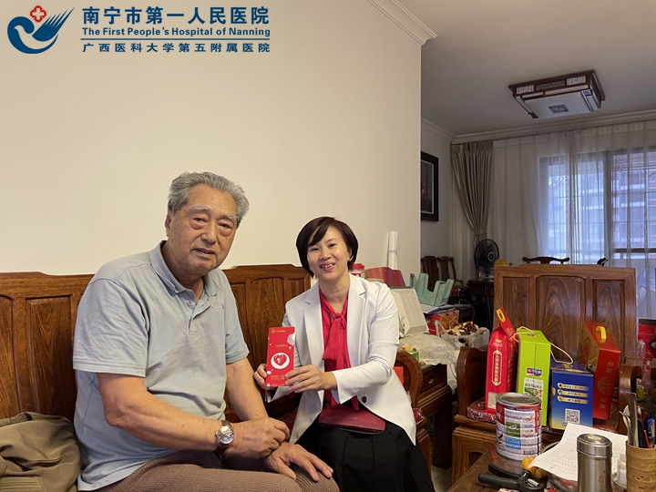 市一医院为百岁离休干部过生日送祝福