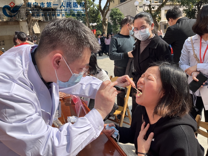 我院开展“关爱听力健康，聆听精彩未来”爱耳日主题志愿服务活动