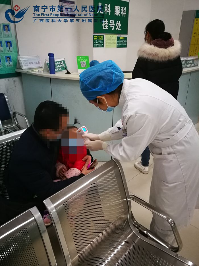 门诊护士给发热患儿测体温.jpg