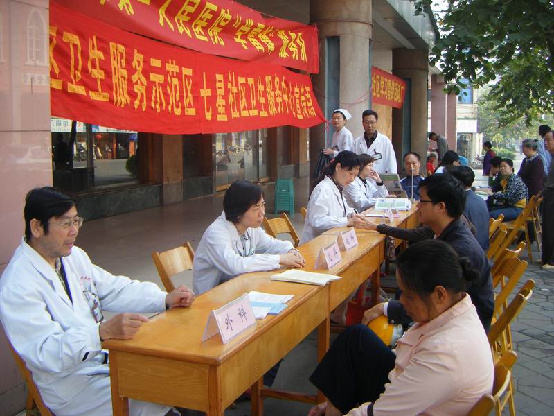 市一医院开展“学雷锋”志愿服务活动