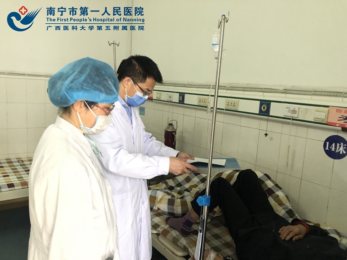 南宁市第一人民医院派驻伶俐分院黄彬副院长在伶俐镇卫生院查房.jpg