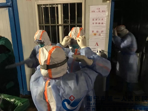 2.穿戴防护服.jpg