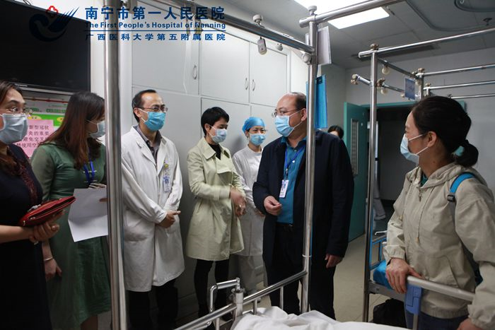 特殊时期 特别关爱 我院领导慰问抗疫一线医护人员及家属