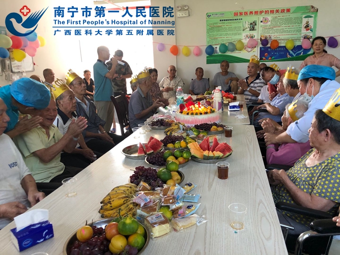 心手相连：大塘养老服务中心长者 集体生日会