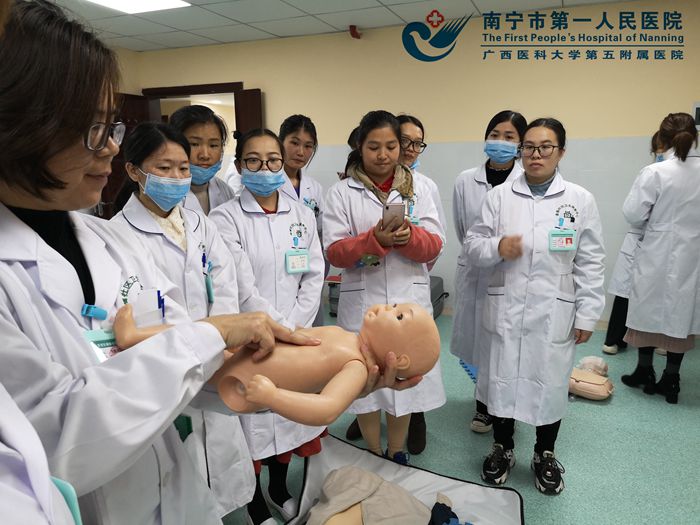 2.社区医生进行技能实操.jpg