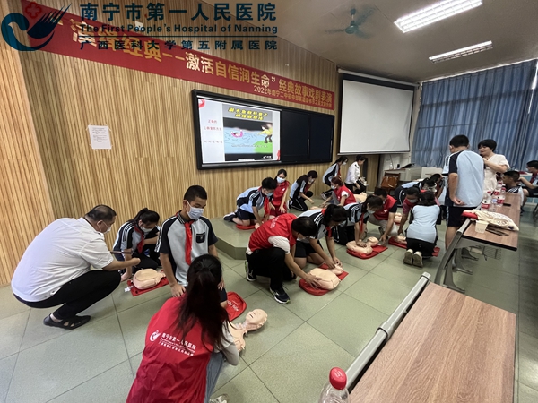 “关爱青少年 共筑美好明天” 南宁市第一人民医院走进南宁二中开展志愿服务活动