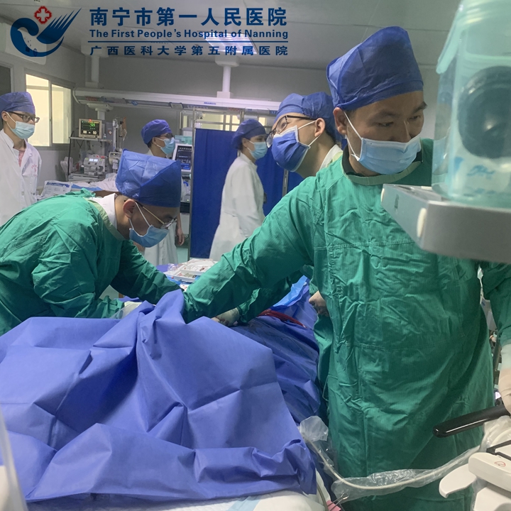 急诊团队联动ECMO小组，跨城转运上演生死时速