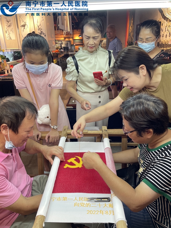 感受非遗文化，绣党旗喜迎党的“二十大”