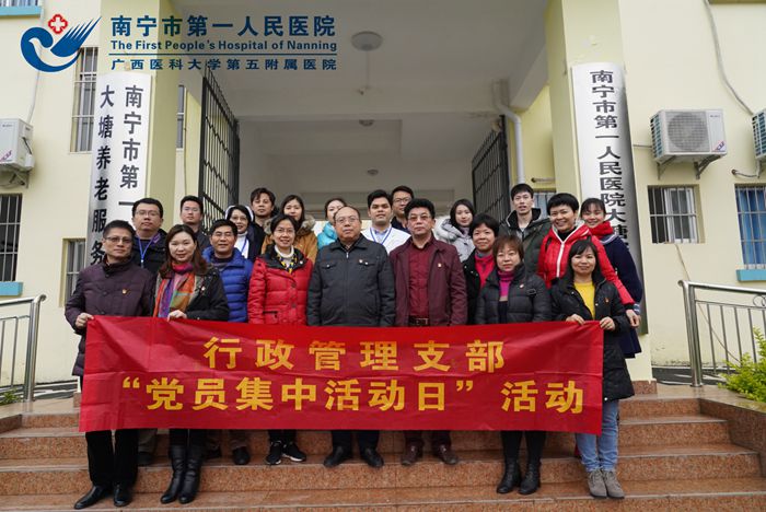 贴春联 包饺子 陪老人家过年