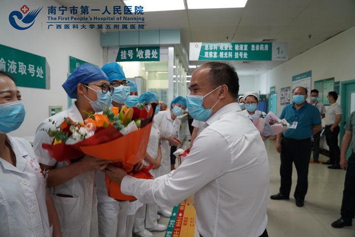 南宁市卫生健康委员会领导慰问我院抗疫一线护士