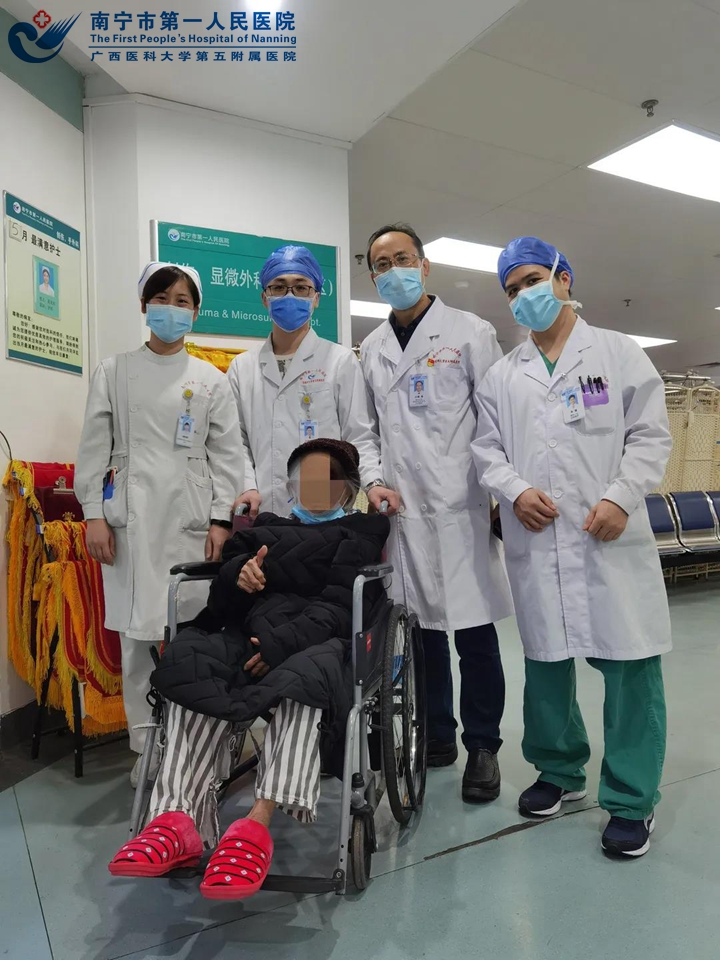 我院床上骨科成功为百岁老人实施右侧人工股骨头置换手术