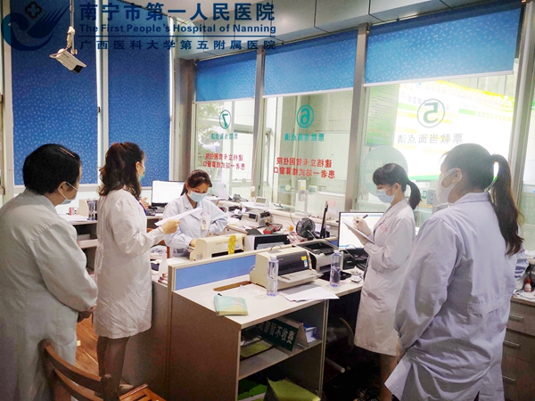 精读医保政策 严把报销关卡 ——医疗保险科到住院收费处进行医保政策宣教