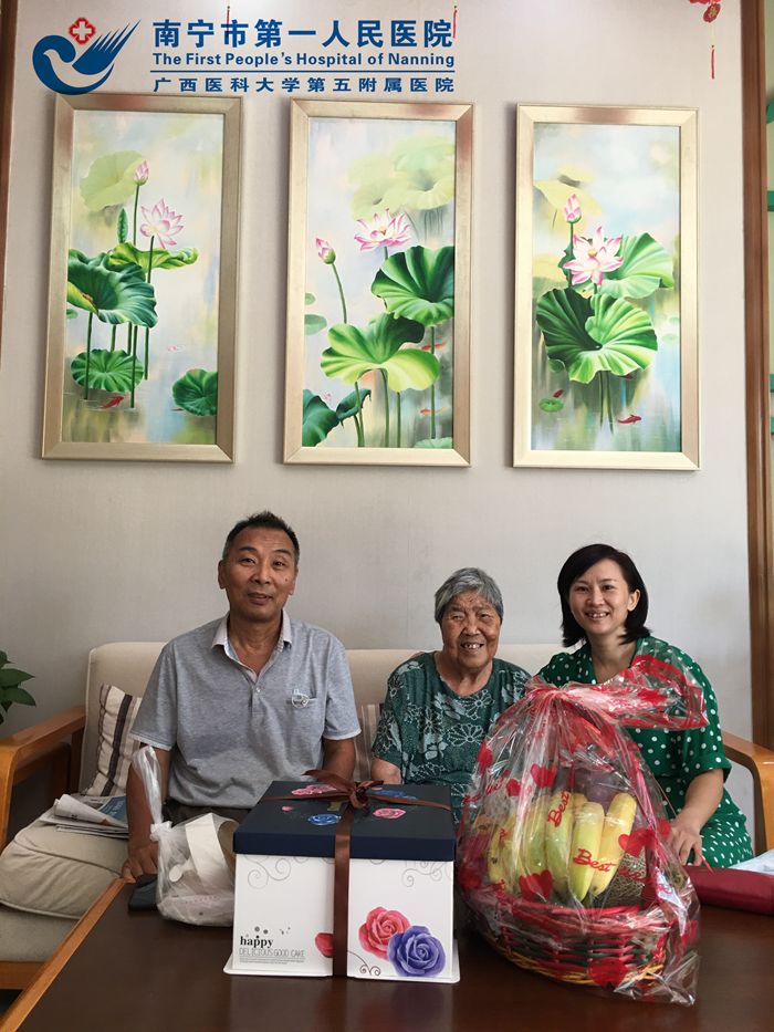 真情慰问高龄老同志送上生日祝福