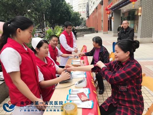 我院“学雷锋月”系列活动走进七星社区开展健康义诊志愿服务活动