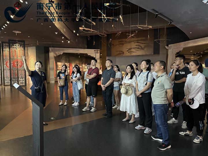 学党史强党性 忆英烈坚信念——药械党支部感悟革命精神主题党日活动