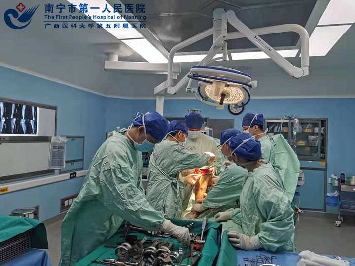 市一青秀分院顺利完成一例膝关节置换术