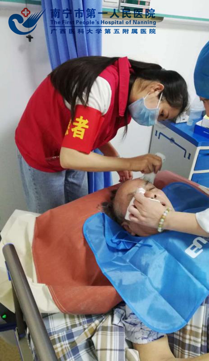 义务理发暖人心——青秀分院开展学雷锋志愿者服务活动