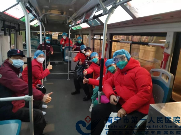 武汉日记 方舱“纤夫”，坚定前行