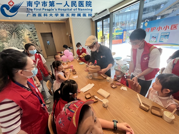 “守护小小‘医师’”——我院开展庆祝医师节主题志愿服务活动