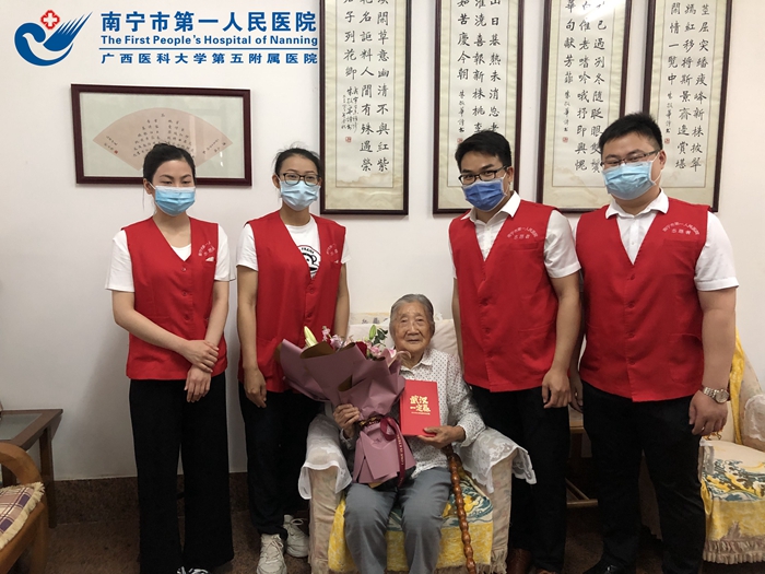 治病救人是天职 方寸致敬白衣天使 南宁市第一人民医院援鄂90后护士对话20后百岁战地老护士