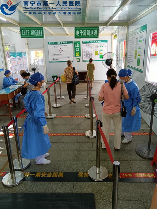 挺住！坚守防控一线的“蓝袍”小卫士