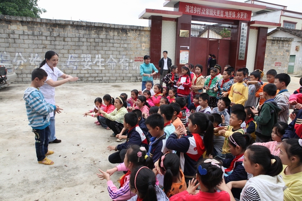 南宁市第一人民医院小乐园志愿者服务队在上林县甘六村开展特色义诊活动