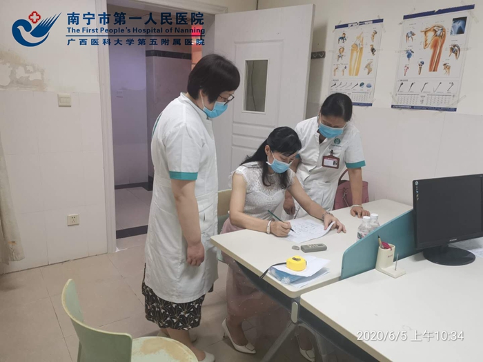 我院感控专家进行发热门诊改造指导