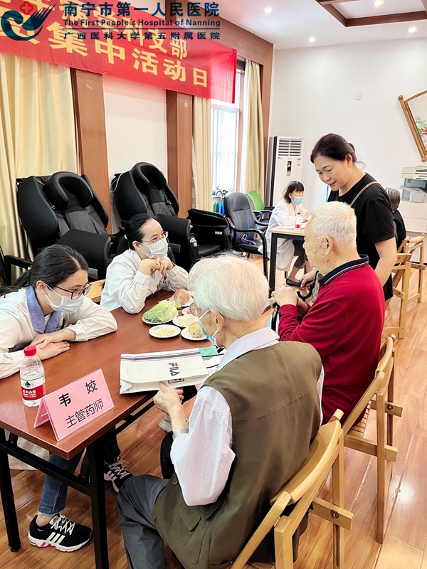 记忆与爱同行 拥军团队举行义诊活动