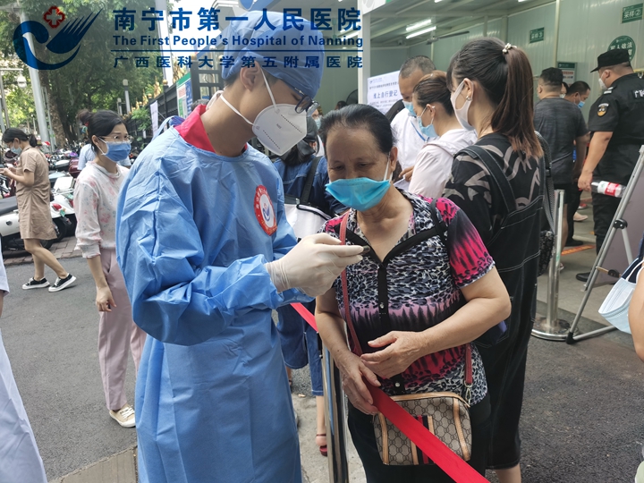 无惧“烤”验！青春在抗疫一线绽放别样“红”