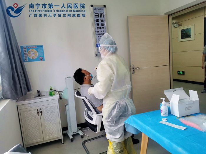 我院积极配合南宁市政协十一届五次全会 开展新冠肺炎核酸采样工作
