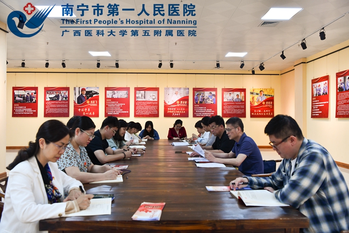 弘扬劳模精神 向南宁工匠致敬！ ——行政管理党支部组织开展党员主题党日活动