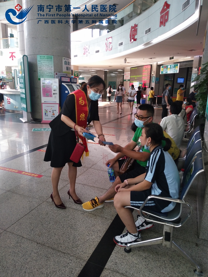 创建全国文明城市 党员志愿者在行动