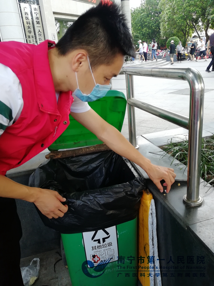 我院后勤保障党支部开展志愿者服务活动