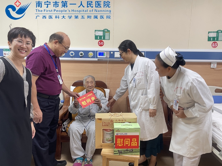 爱满重阳节，情暖老人心——市一医院开展重阳节走访慰问老同志活动