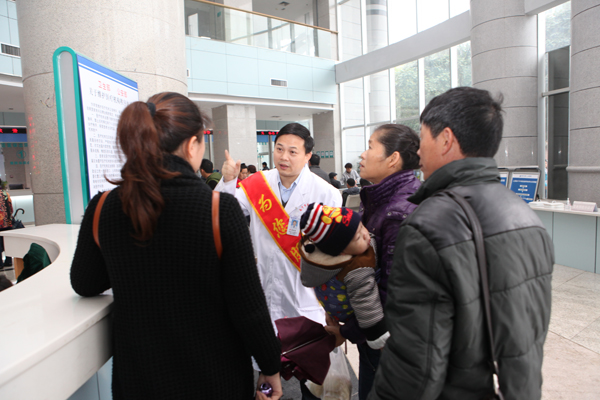 南宁市第一人民医院开展“转换角色，切身体验”活动，推动教育实践活动不断深入