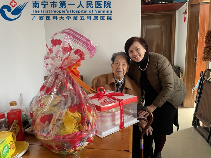 为百岁老人过生日敬老爱老暖人心