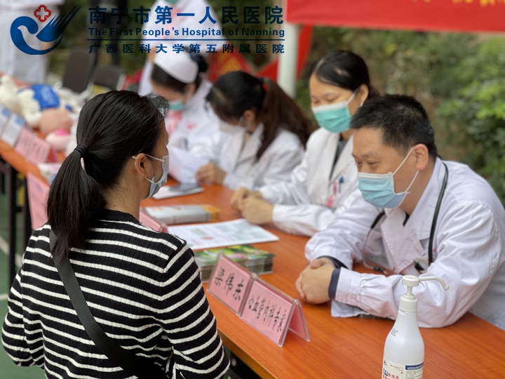 春暖义诊送健康 争做时代活雷锋 南宁市第一人民医院埌东医院开展学雷锋志愿者进社区便民义诊活动