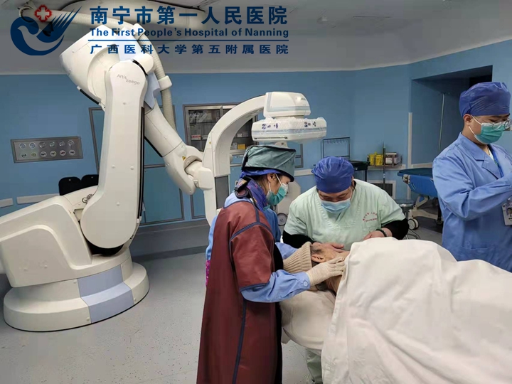 市一骨科再创记录 108岁老党员重新绽放笑容