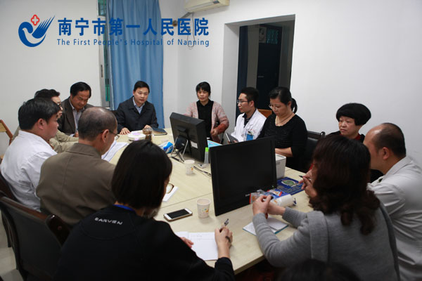 我院纪委开展查处发生在群众身边的“四风”和腐败问题专项工作夜访活动