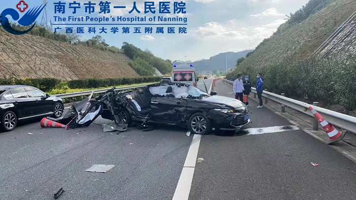 跨省返程途中目睹车祸，危难时刻他们挺身而出！