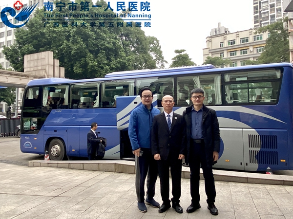 我院援外医疗队员廖光查主任出征尼日尔