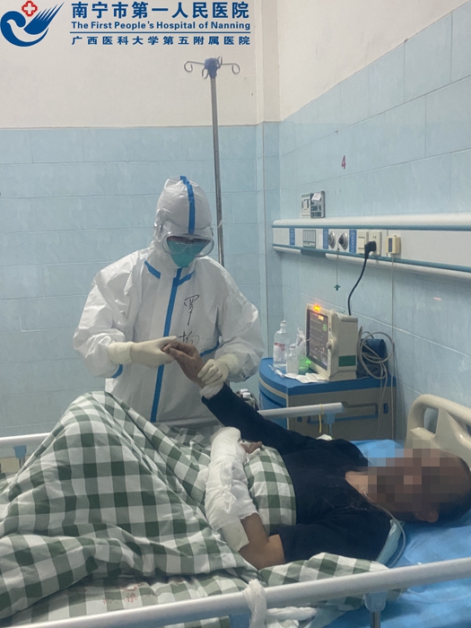 白衣为甲 驰援边疆