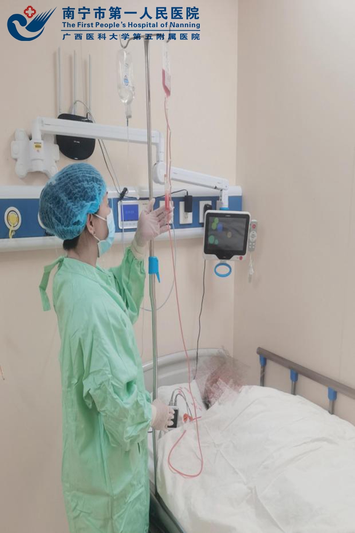 图为医护人员为患者进行治疗.jpg