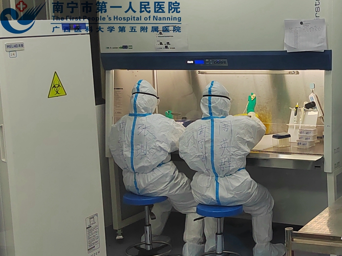周英群、张琪在进行新冠标本检验.jpg
