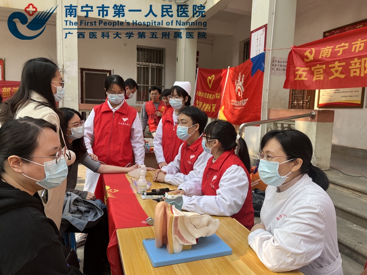 我院开展“绿城闪耀志愿红 文明实践学雷锋”志愿服务活动